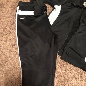 Girls Adidas Jogging Suit gently used no flaws
